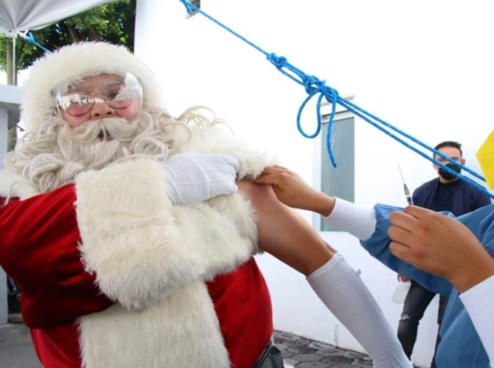 Acude Santa Claus a vacunarse en Nuevo Laredo