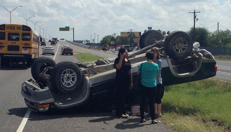 Se registra volcadura de auto en Harlingen