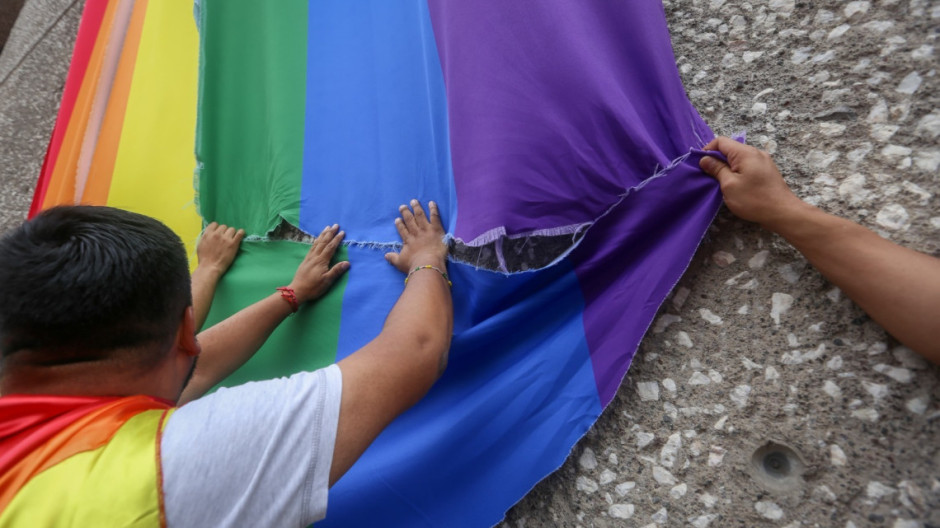 Rompen bandera LGBTQ+ en edificio de Infonavit: personas de la comunidad exigen disculpas