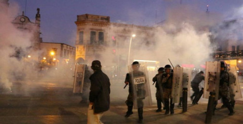Dispersan con gas lacrimógeno manifestaciones contra 'gasolinazo' en Jalisco