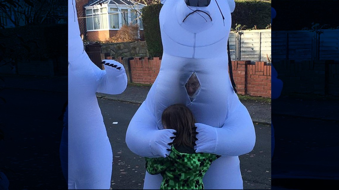 Abuelitos se disfrazan de osos para poder abrazar a sus nietos