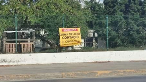 Cuelgan mantas que advierten sobre peligro por Covid-19