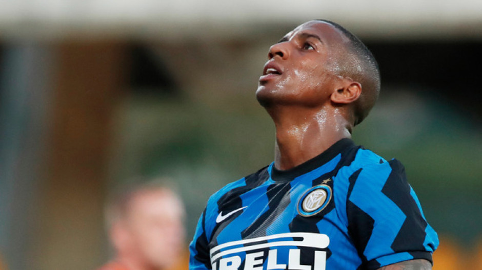 Ashley Young da positivo al Covid-19 en el Inter