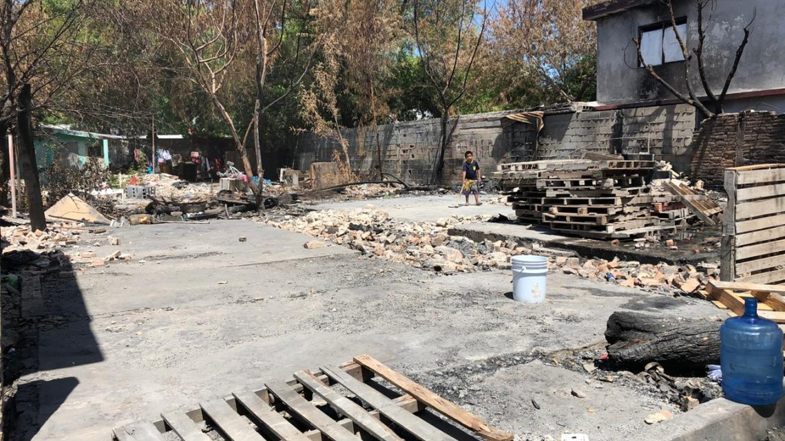 Familia reside en banqueta tras perder su hogar en un incendio