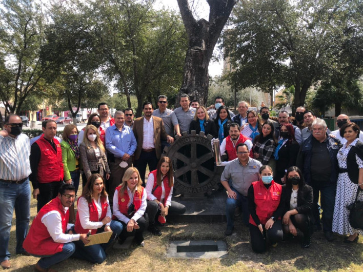 Coloca Rotary cápsula del tiempo en Plaza Principal