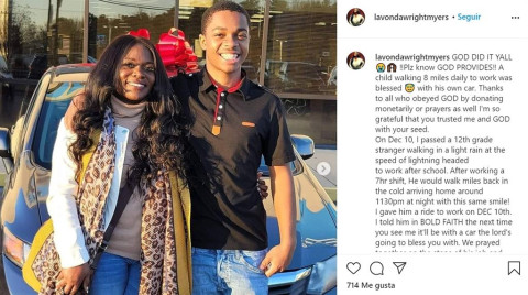 Mujer regala coche a su vecino que caminaba diario al trabajo