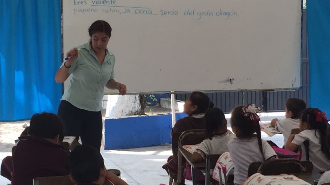 Instalan salones de clase improvisados para niños