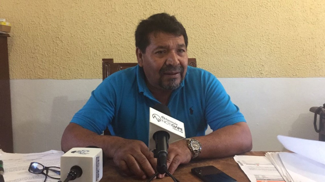 Dañan malla que limita cruzar frente al tren