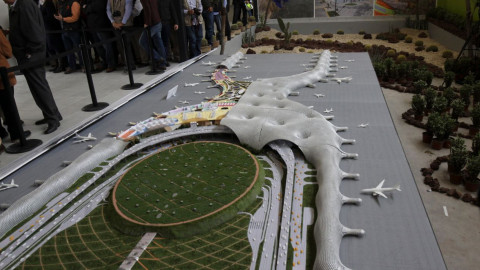 Cancelarán NAIM, van por adaptación de Santa Lucía