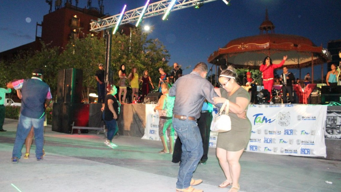 Festejan "Día del Padre" en plaza principal