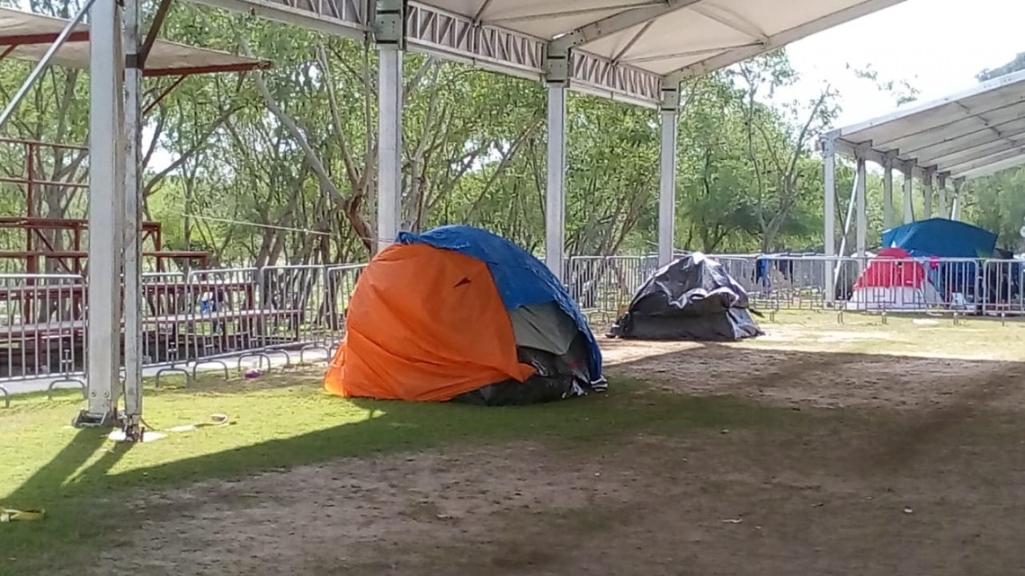 Migrantes se niegan a moverse de la plaza del puente Nuevo 