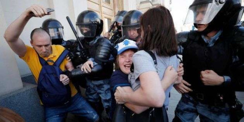 Policía rusa arresta a cientos de personas durante protesta opositora