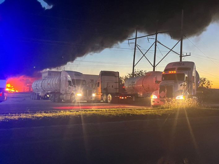 Atienden incendio de cilindros de pipa con gasolina en Matamoros