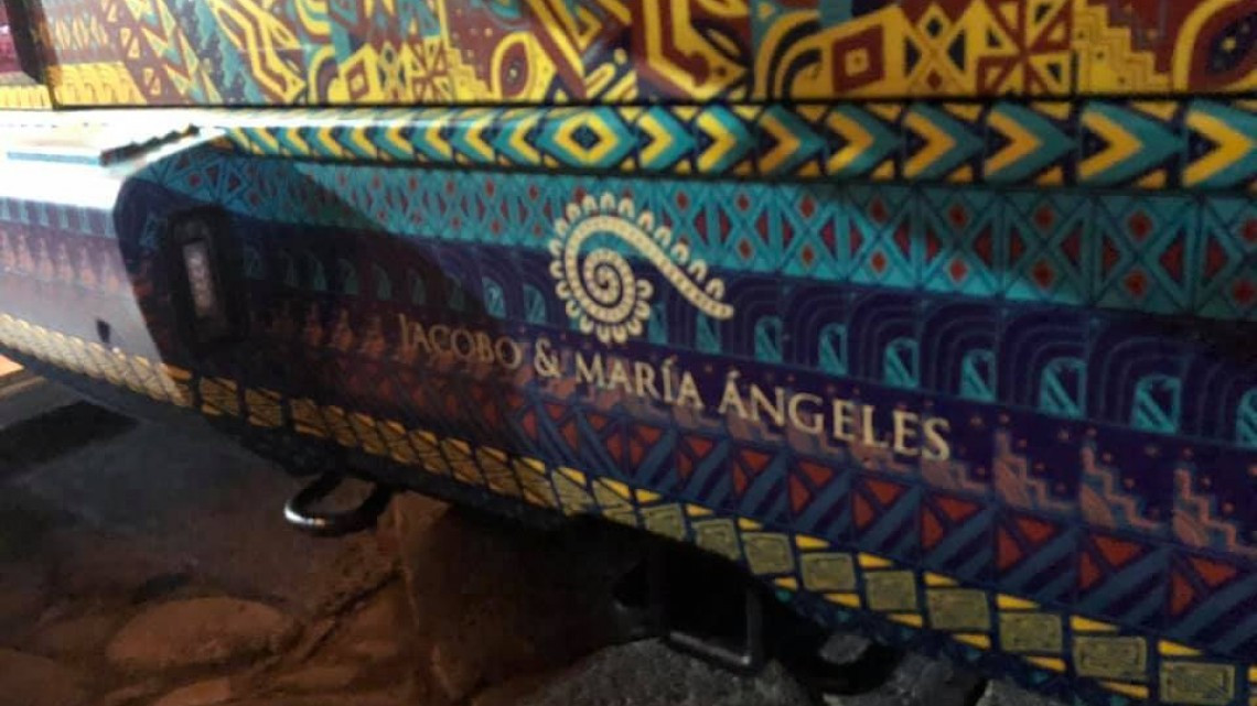 Transforman vehículo de lujo en muestra de la cultura de Oaxaca 