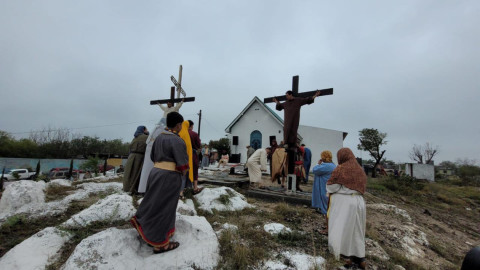 Ni el frío y la lluvia frenaron viacrucis