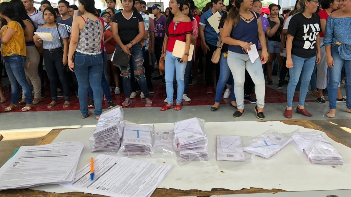 Acuden estudiantes al cobro de becas “Benito Juárez” 