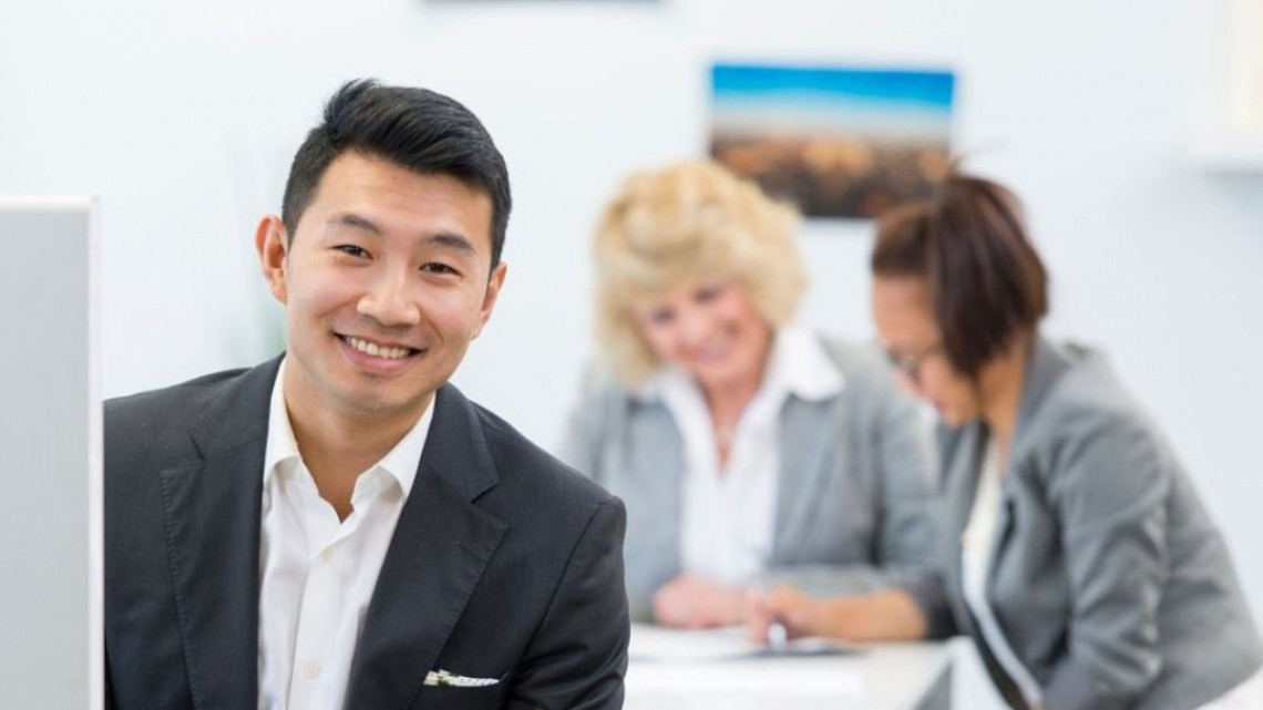 Simu Liu se ríe de su pasado como actor de fotografías de Stock mientras promociona “Shang-Chi”