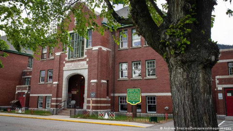 Hallan restos de 215 niños en internado canadiense