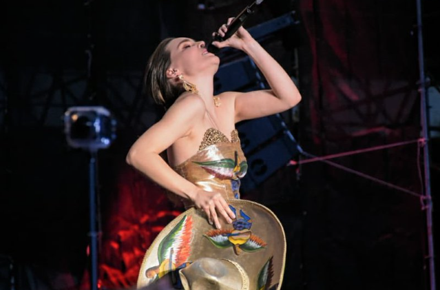 Belinda presentándose en el AMLO Fest