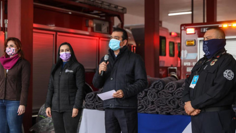 Entrega Alcalde de Nvo. Laredo a PCyB cobijas para personas vulnerables