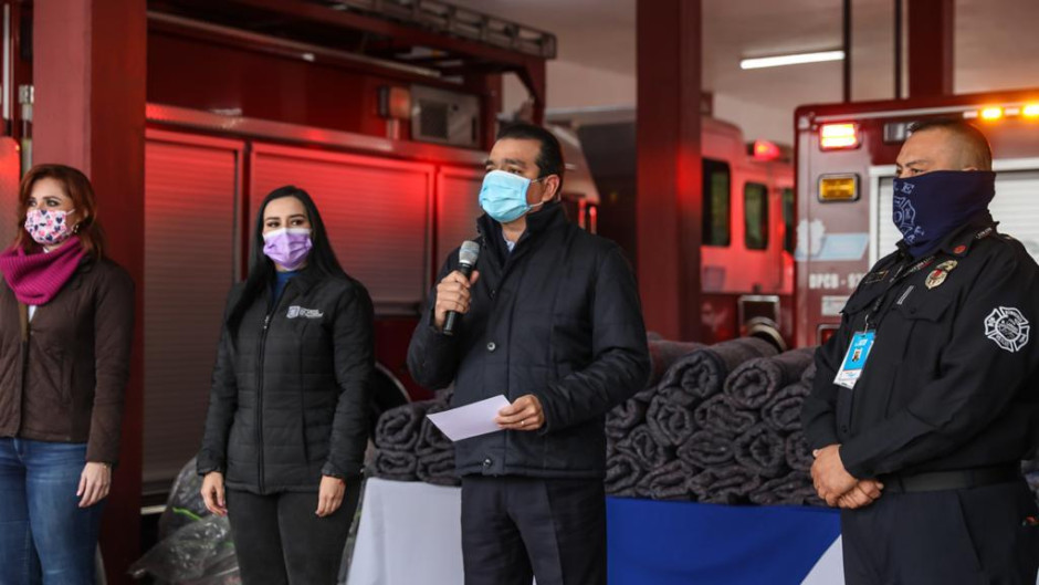 Entrega Alcalde de Nvo. Laredo a PCyB cobijas para personas vulnerables