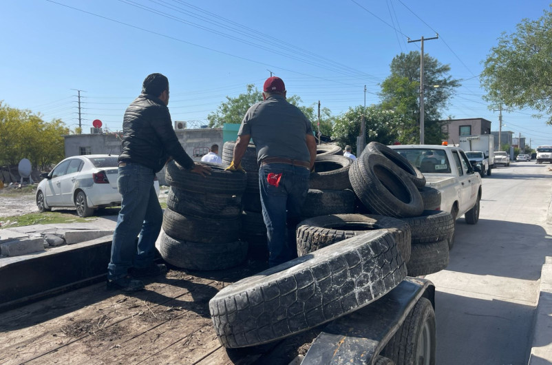 Recorren colonias afectadas por lluvias para prevenir criaderos del mosquito del dengue