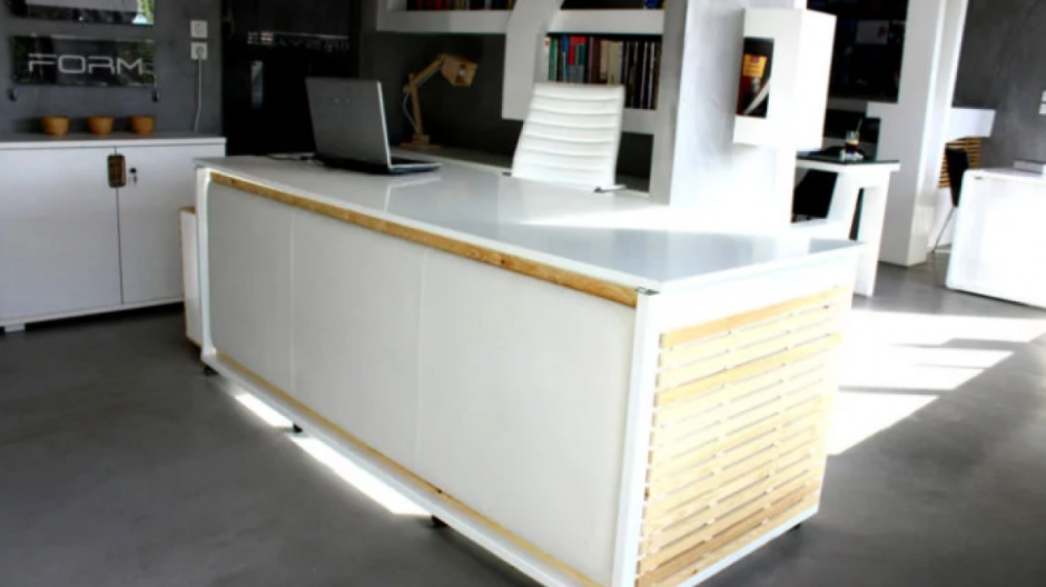 Mujer diseña un escritorio ¡Que se convierte en cama!