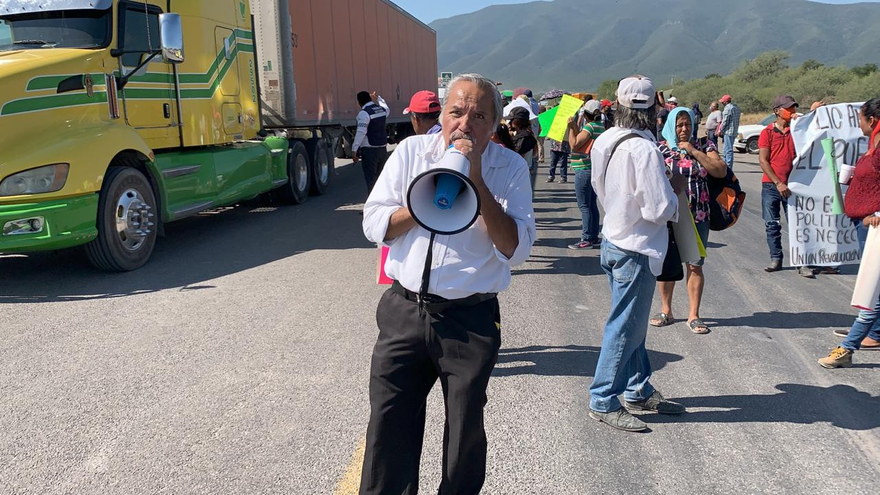 Colonos bloquean carretera Rumbo Nuevo por falta de agua potable