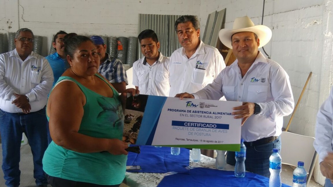 Entregan paquetes de aves de postura para el sector rural 