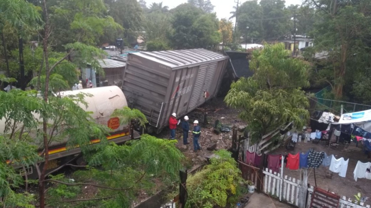 Por fortuna fue coque lo que transportaba el tren y no combustible: Bomberos