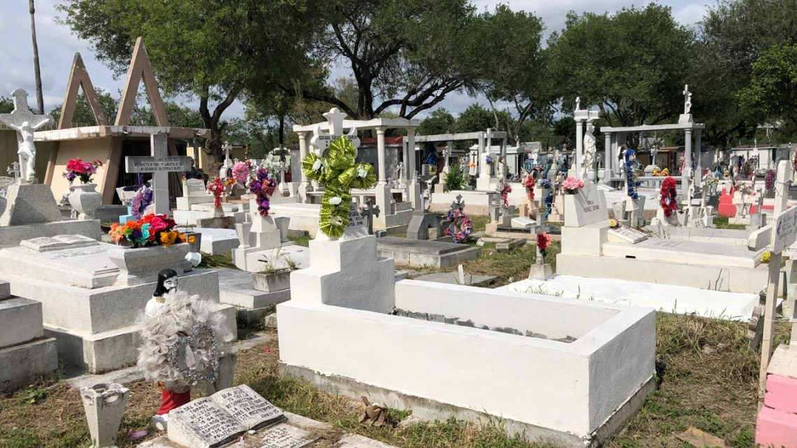 Matamorenses visitan panteones de la localidad 