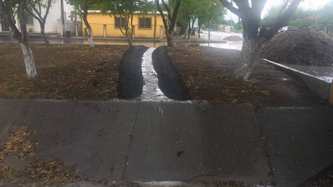 Construyen canaletas para evitar inundaciones