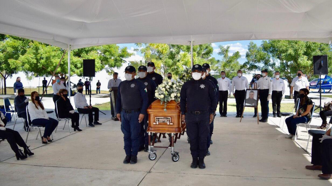 Rinden homenaje a policía abatido en Victoria