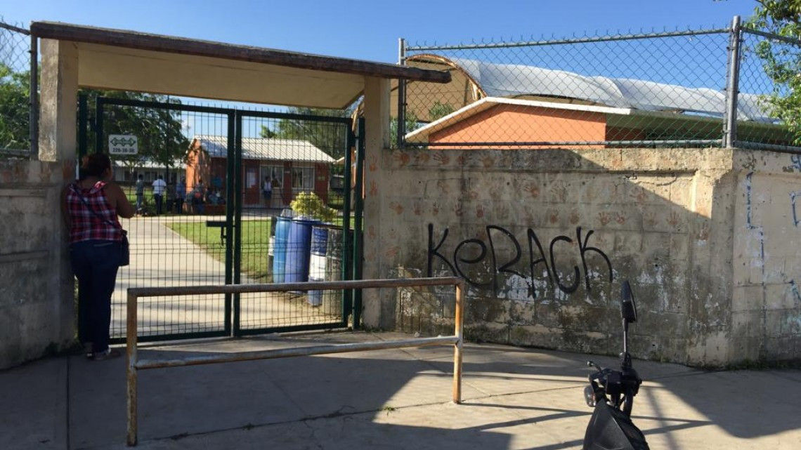 Padres de familia se manifiestan en escuela preescolar