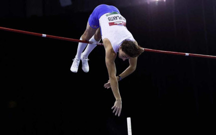 Armand Duplantis rompe récord mundial de salto con pértiga
