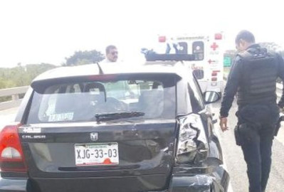 Mujer embarazada sale lesionada de un choque 