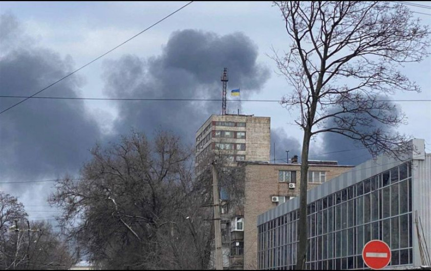 Militares rusos bombardean escuela con civiles dentro en Mariupol