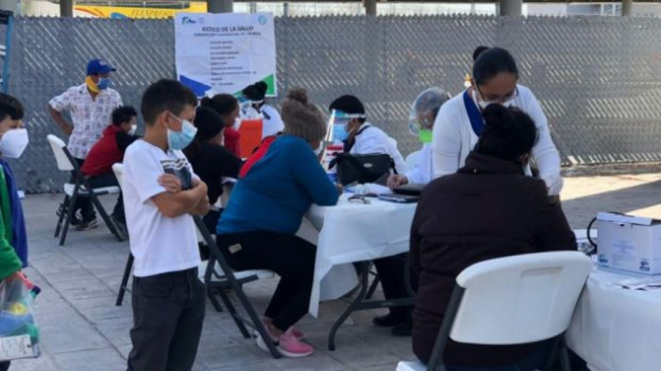 Llevan atención médica a migrantes que acampan en el puente internacional