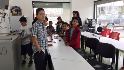 Imparten curso intensivo de robótica a niños de primaria 