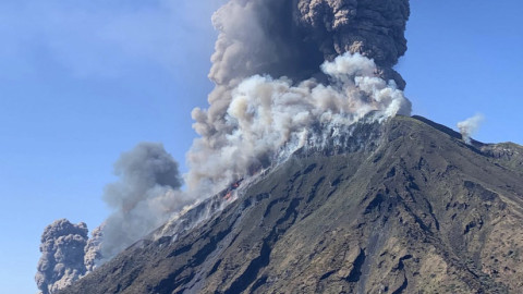  Captan el momento de la erupción de un volcán en Italia 