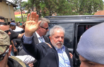 Lula regresa a prisión tras ir al funeral de su nieto