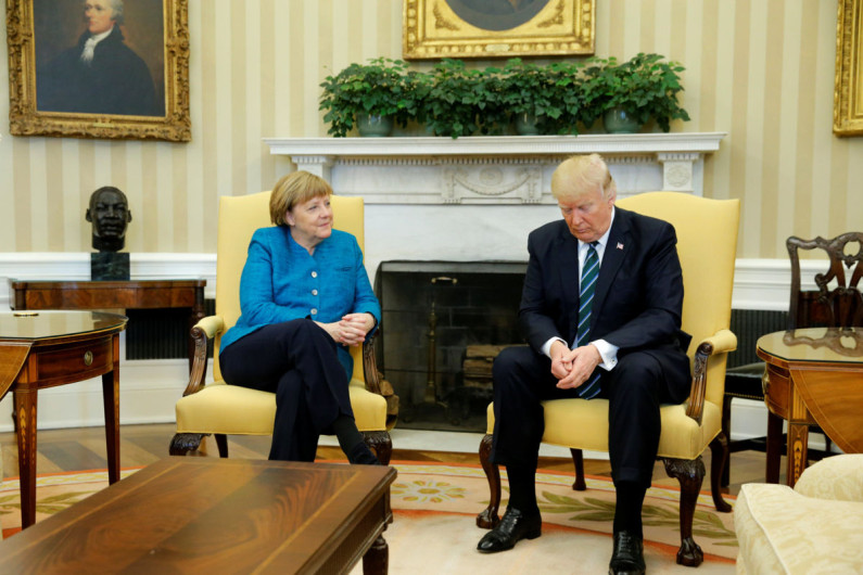 Evitan Trump y Merkel el ya típico "estrechón" de manos