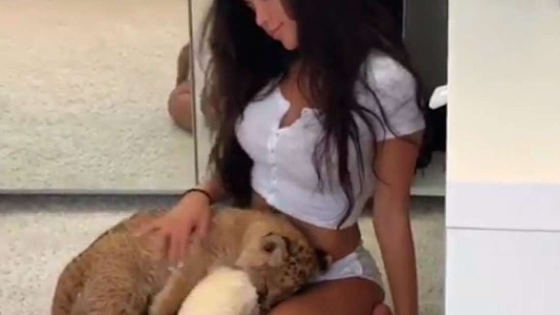 Modelo rusa es orinada por su cría de león