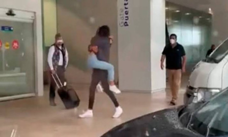 Reencuentro de pareja en Aeropuerto de CDMX sale mal