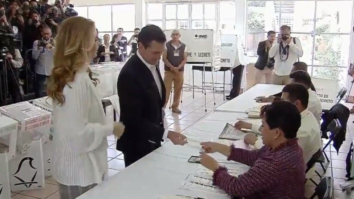 EPN emitió su voto acompañado de su familia