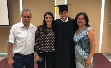 Hugo Ayala se gradúa como licenciado