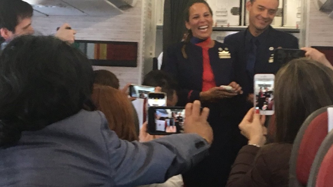 El papa Francisco casó a una pareja de tripulantes en pleno vuelo 