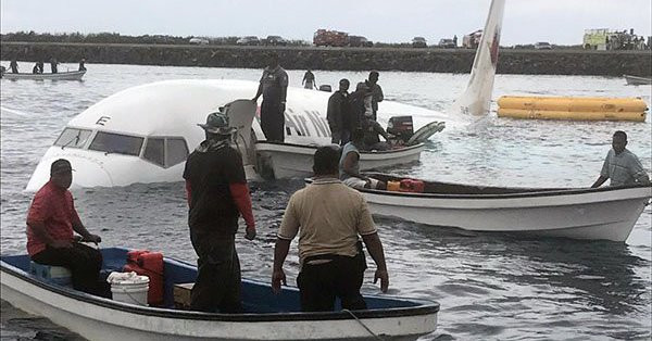 Pasajeros de Boeing 737 salen ilesos tras salirse de pista en Micronesia