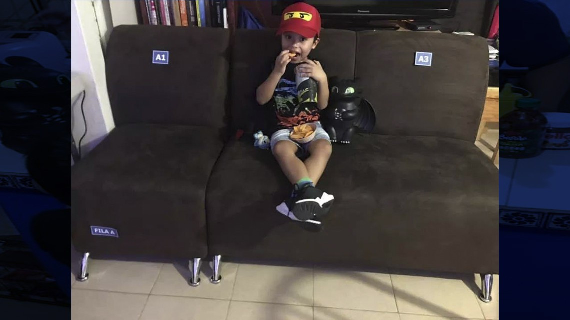 ¡Justo en el cora! Papás recrean para su hijo una sala de Cine en su casa