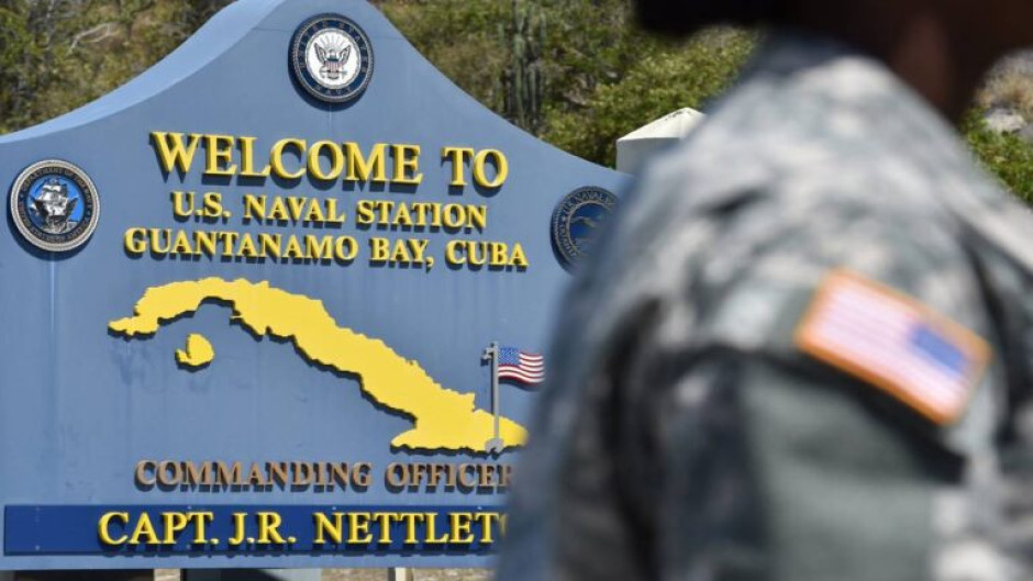 EUA comienza a enviar migrantes a Guantánamo: 'Ningún mexicano irá bajo ninguna circunstancia', afirma canciller